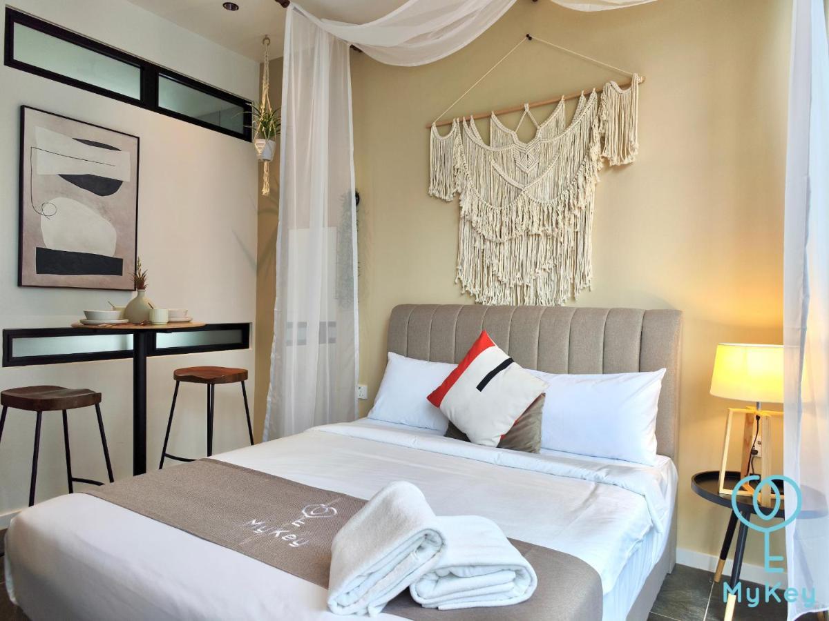 Scarletz Suites By Mykey Kuala Lumpur Exterior photo A bedroom at Mykē