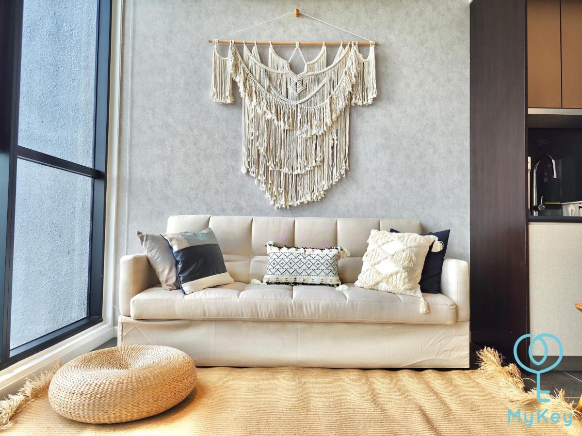 Scarletz Suites By Mykey Kuala Lumpur Exterior photo A wall hanging