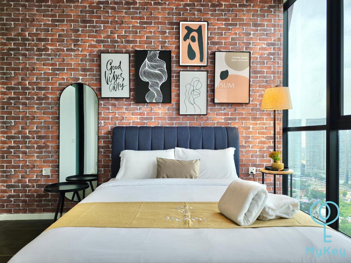 Scarletz Suites By Mykey Kuala Lumpur Exterior photo A bedroom in a serviced apartment in Kuala Lumpur, Malaysia