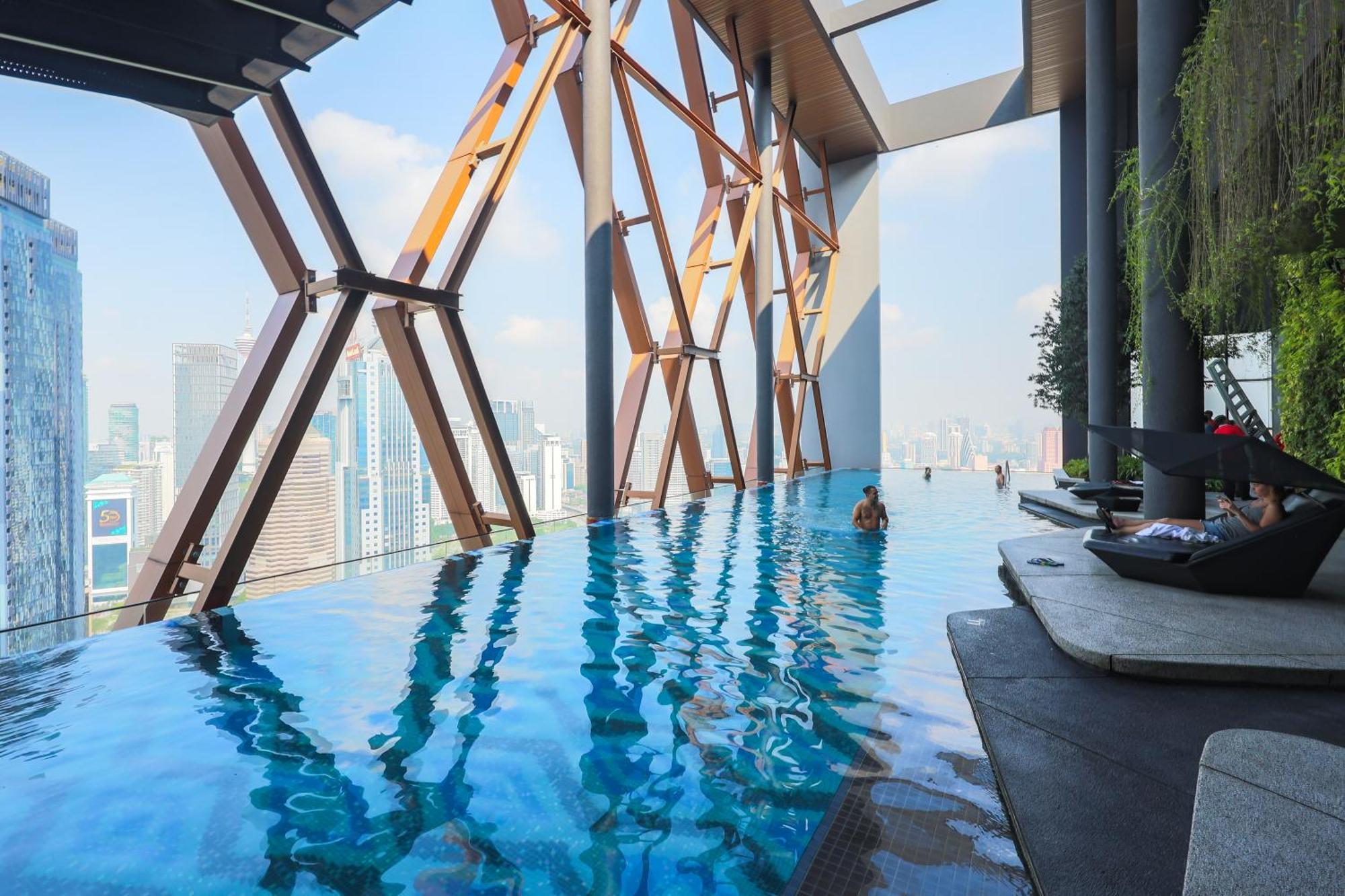 Scarletz Suites By Mykey Kuala Lumpur Exterior photo The pool at the 39th floor