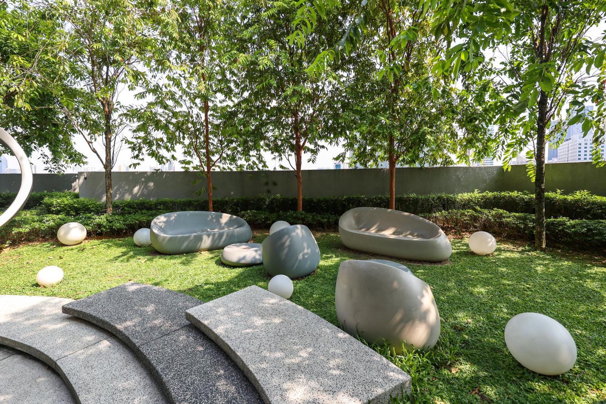Scarletz Suites By Mykey Kuala Lumpur Exterior photo The Sky Garden